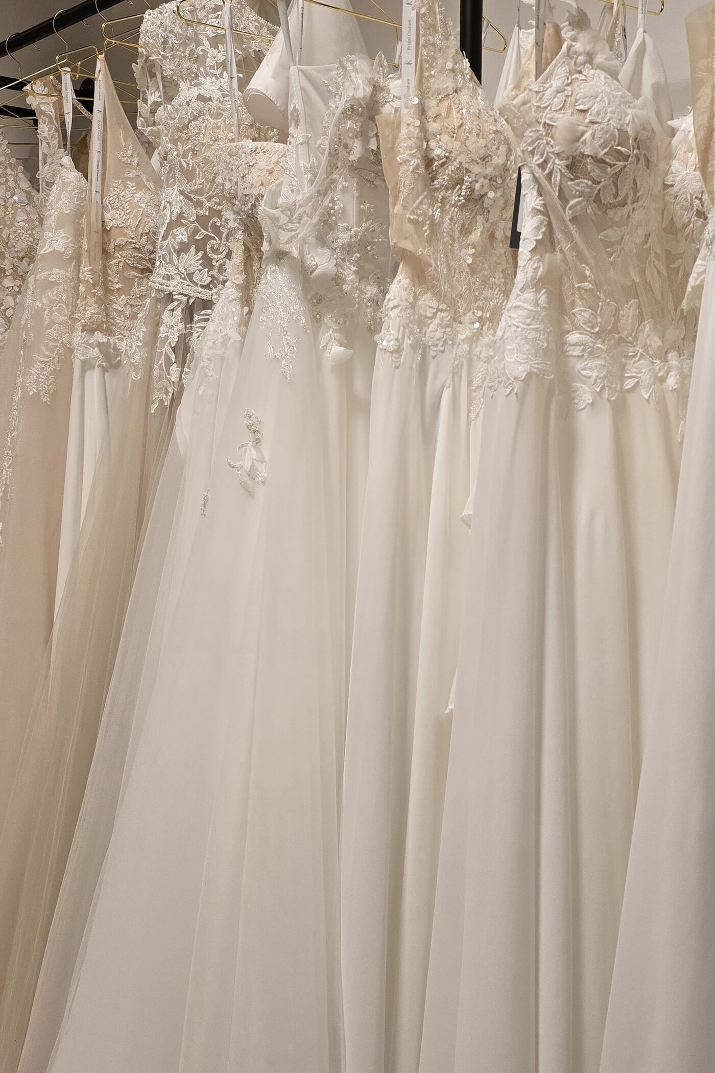 Brautkleider auf der Stange in der Herzspinnerei Braut Boutique