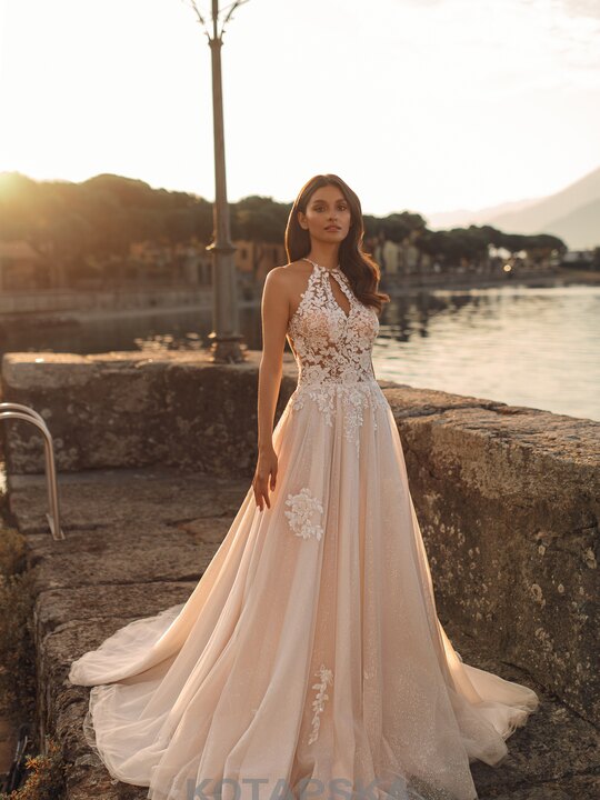 Brautkleid in A-Linie mit Spitzen-Neckholder und schimmerndem Tüllrock in Blush, Second Love Auswahl der Herzspinnerei Ettlingen