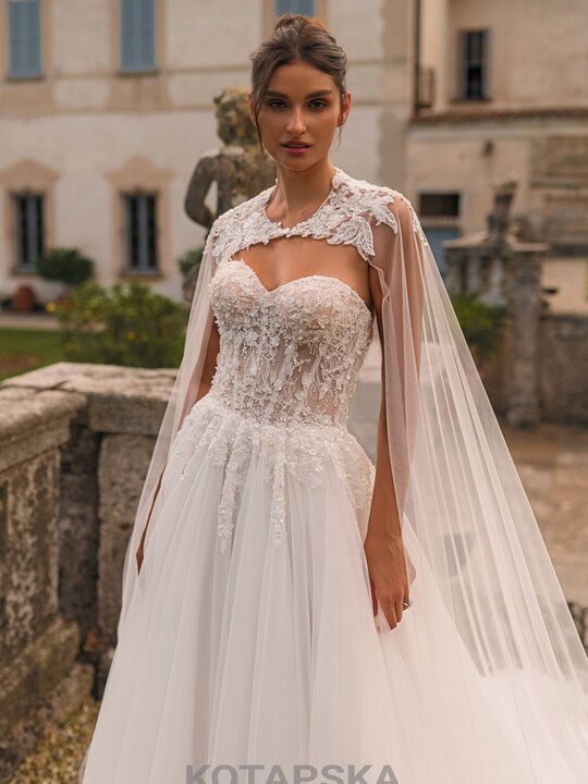 Trägerloses Brautkleid mit Spitzenkorsage und langem Tüll-Cape, Second Love Auswahl der Herzspinnerei Ettlingen