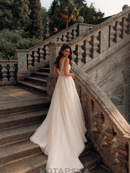 Brautkleid in A-Linie mit tiefem Rückenausschnitt und Spitzenapplikationen, Second Love Auswahl der Herzspinnerei Ettlingen