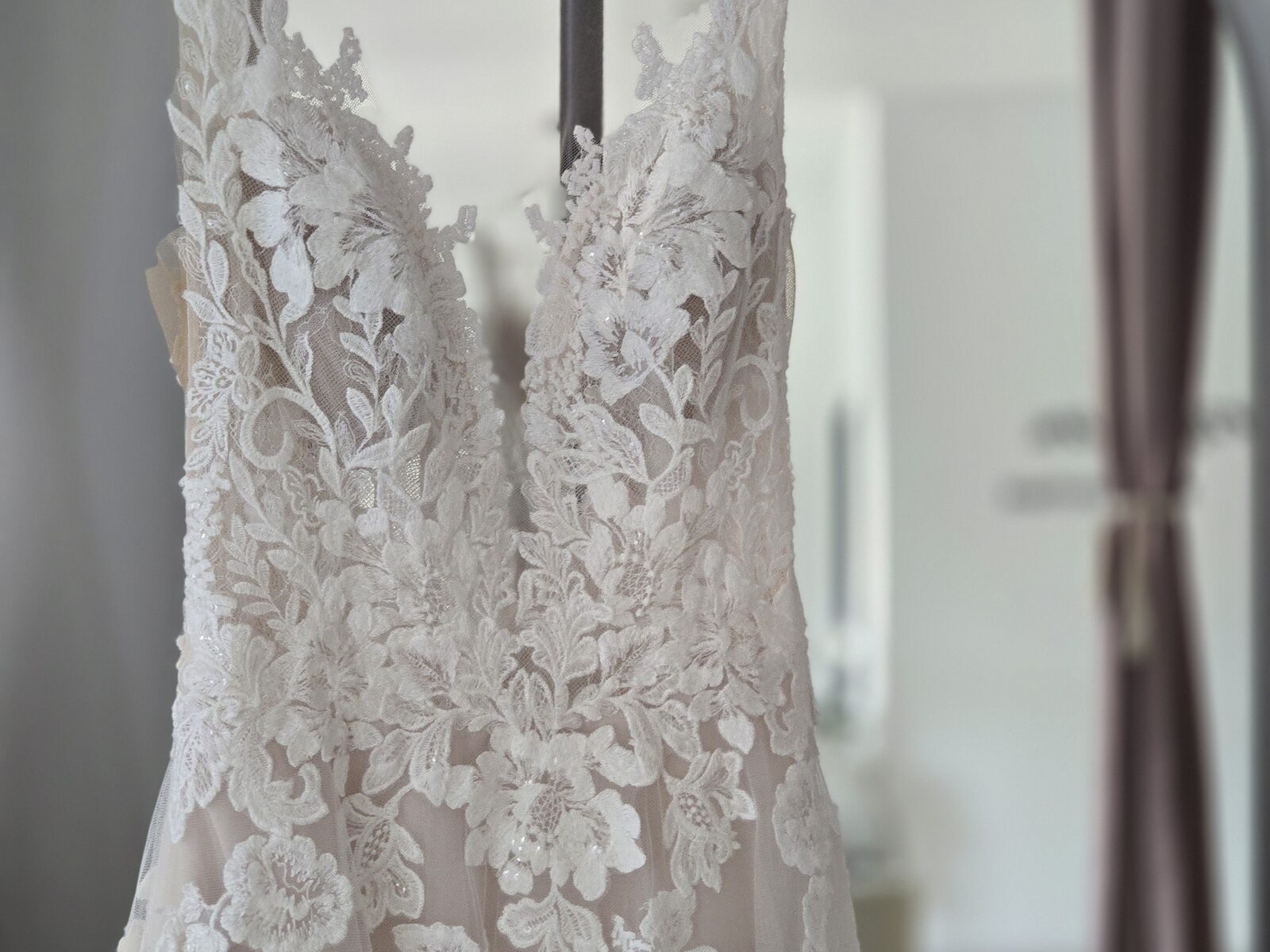 Kleiderstange mit Second Hand Brautkleidern in der Herzspinnerei BRAUT BOUTIQUE
